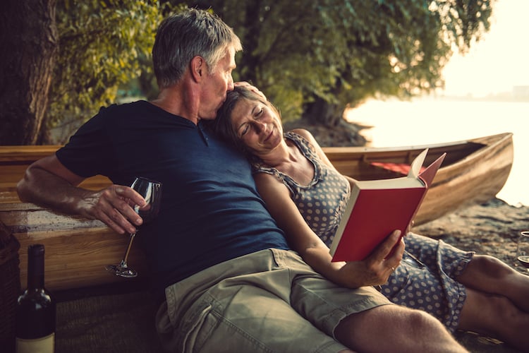 couple canoe relax romantic things to do