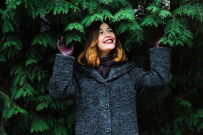 vrouw buiten onder boom positieve affirmaties