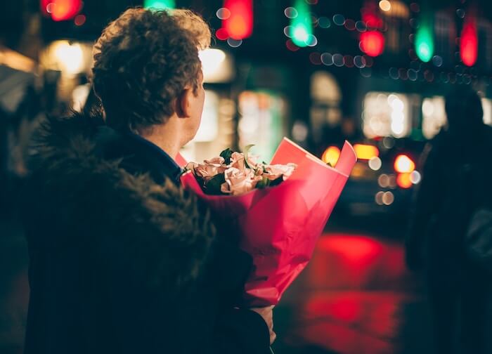 man with flowers first date tips for women