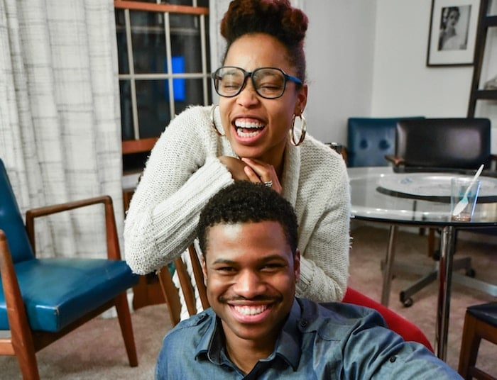 man en vrouw zitten te lachen communicatieoefeningen voor stellen