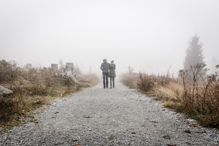 exercícios de comunicação de homem e mulher caminhando sobre trilhos para casais