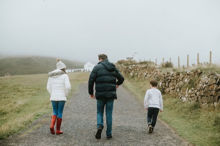 La gente que camina por la calzada en Escocia técnicas de comunicación