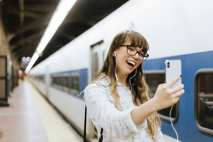 vrouw praat over de hoofdtelefoon hoe je een gesprek kunt beëindigen