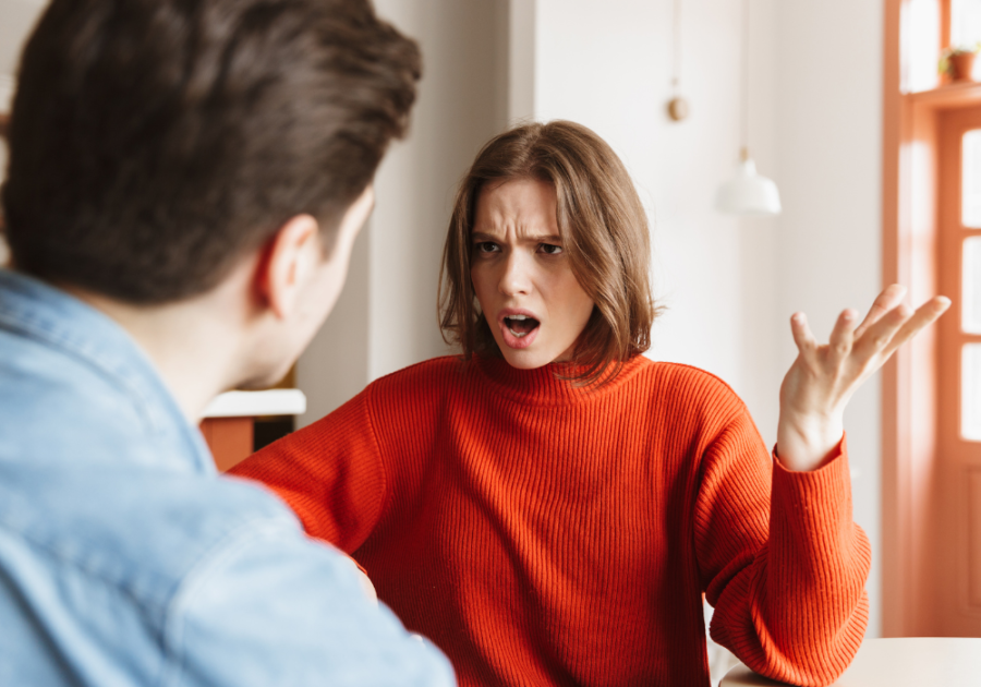 woman yelling at man silent red flags in a relationship