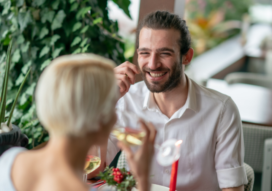 man happily conversing with a woman in a restaurant dating a divorced woman red flags