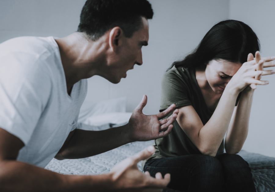 woman crying while man is shouting at her how to stop yelling in a relationship