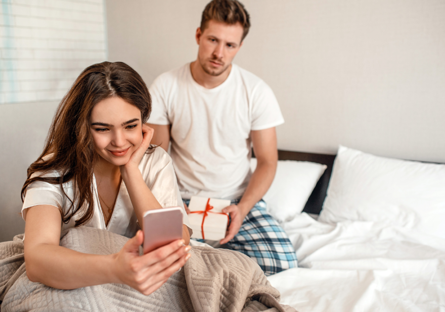 19 Signs She Is Pretending to Love You: Don't Ignore These