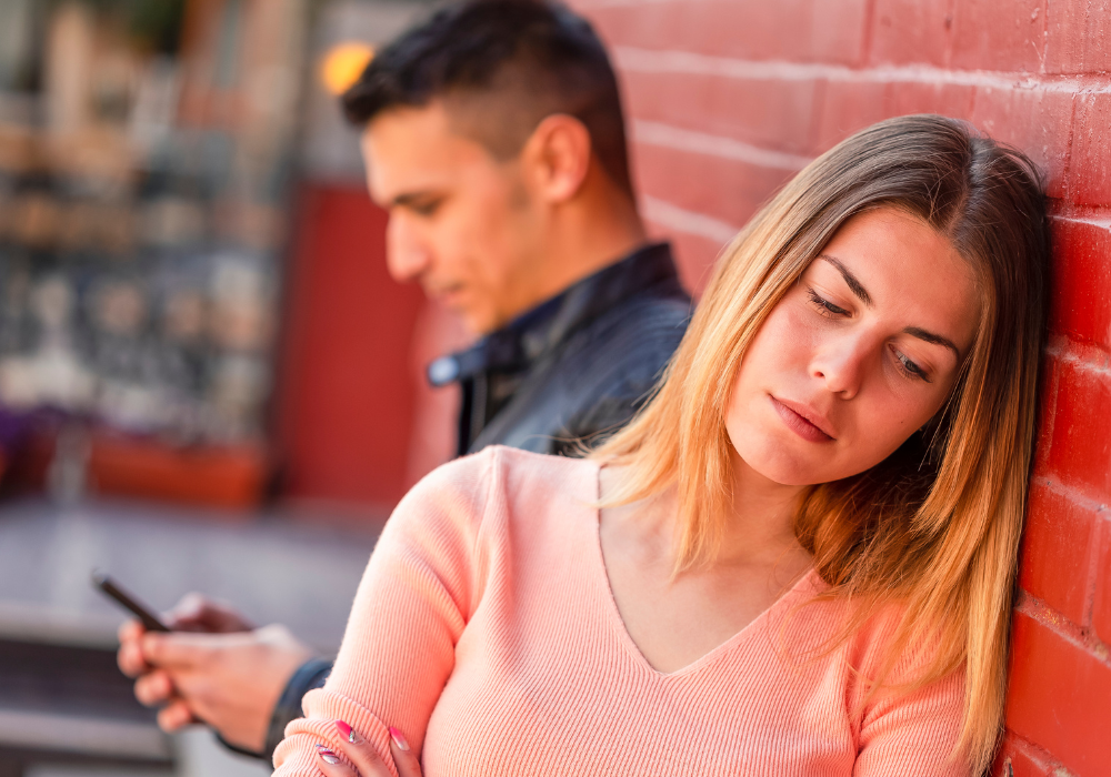 15 Body Language Cues Of A Unhappily Married Couple 15-body-language-cues-of-a-unhappily-married-couple