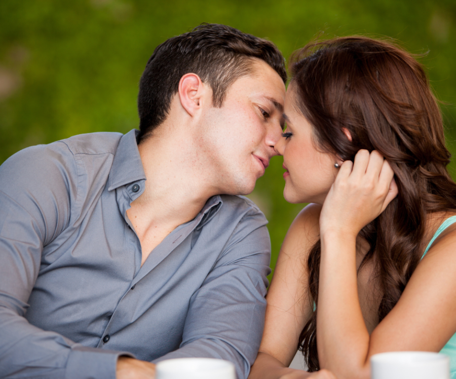 Pros and Cons of Kissing on a First Date